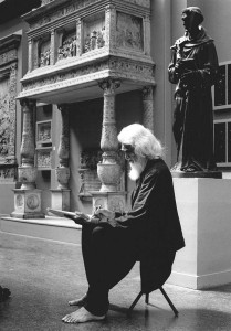 M F Husain sketching in the V&A's Cast Courts. Click on image to expand view